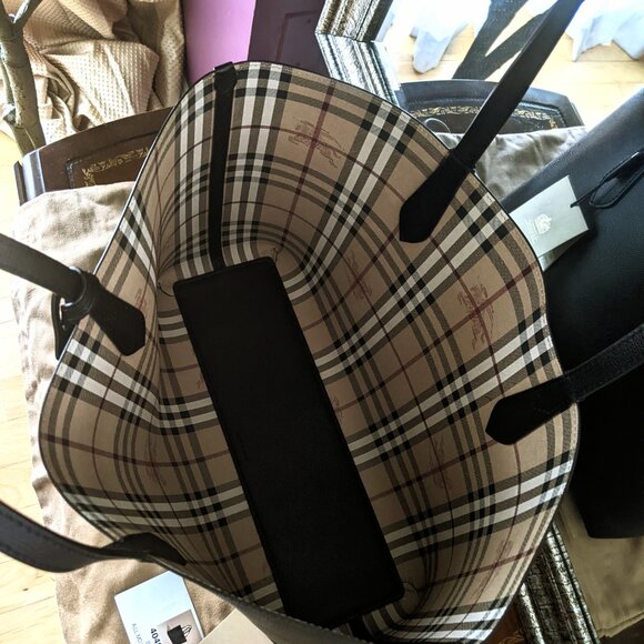 NWT BURBERRY HAYMARKET REVERSIBLE TOTE BAG - Picture 4 of 5